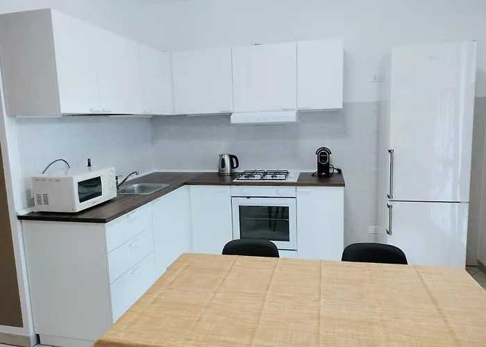 Posizione Con Posto Auto E Giardino Ravenna