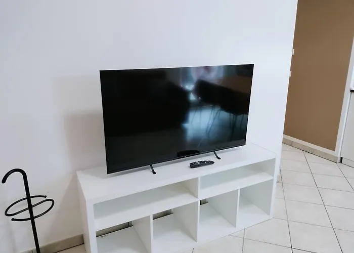 Posizione Con Posto Auto E Giardino *